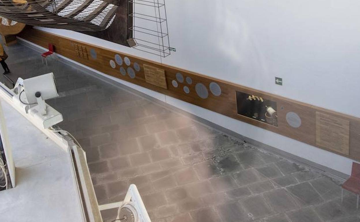 Losas manchadas de humedad por filtraciones de agua en el Museo de Arqueología Subacuática (Arqua), este viernes.