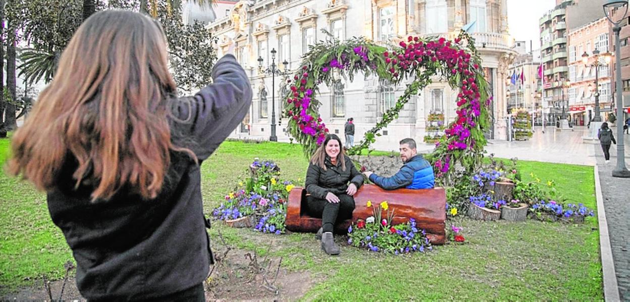 Una chica hace una foto a una pareja, en el 'photocall'.
