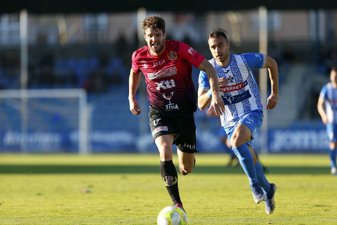 Fotos: El Yeclano frena su caída ante un Talavera solo bullicioso