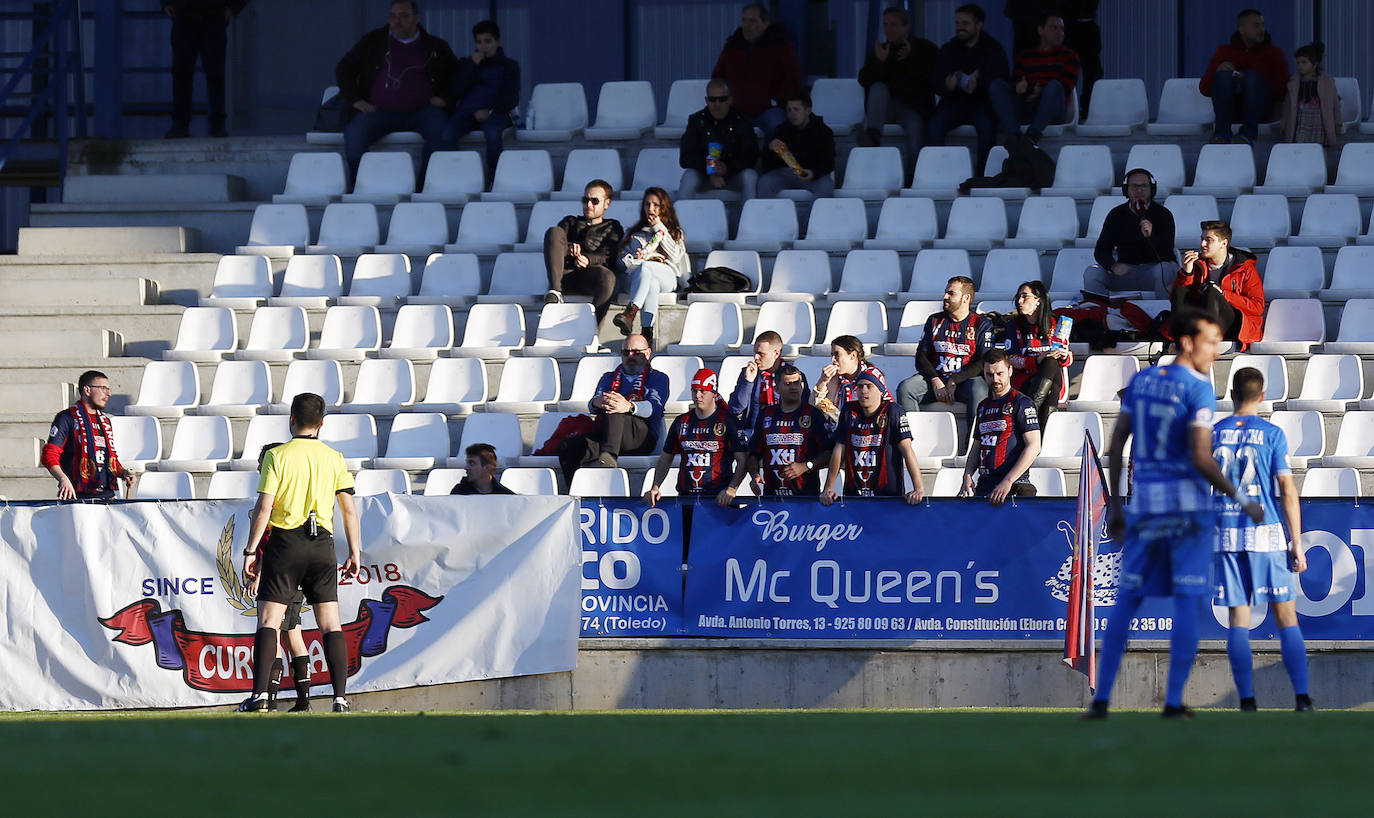 Fotos: El Yeclano frena su caída ante un Talavera solo bullicioso