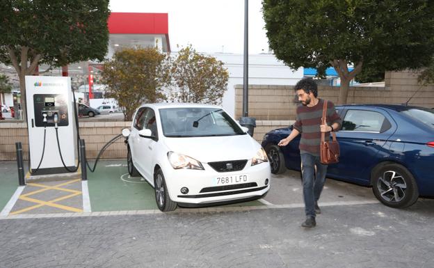 Seat Mii, cargando en el punto rápido de Iberdrola en Lorca.