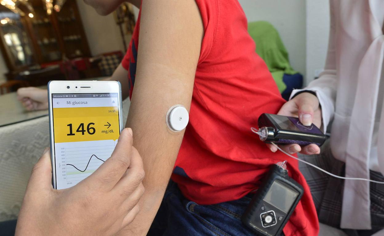 Medición de niveles de glucosa a un niño diabético.