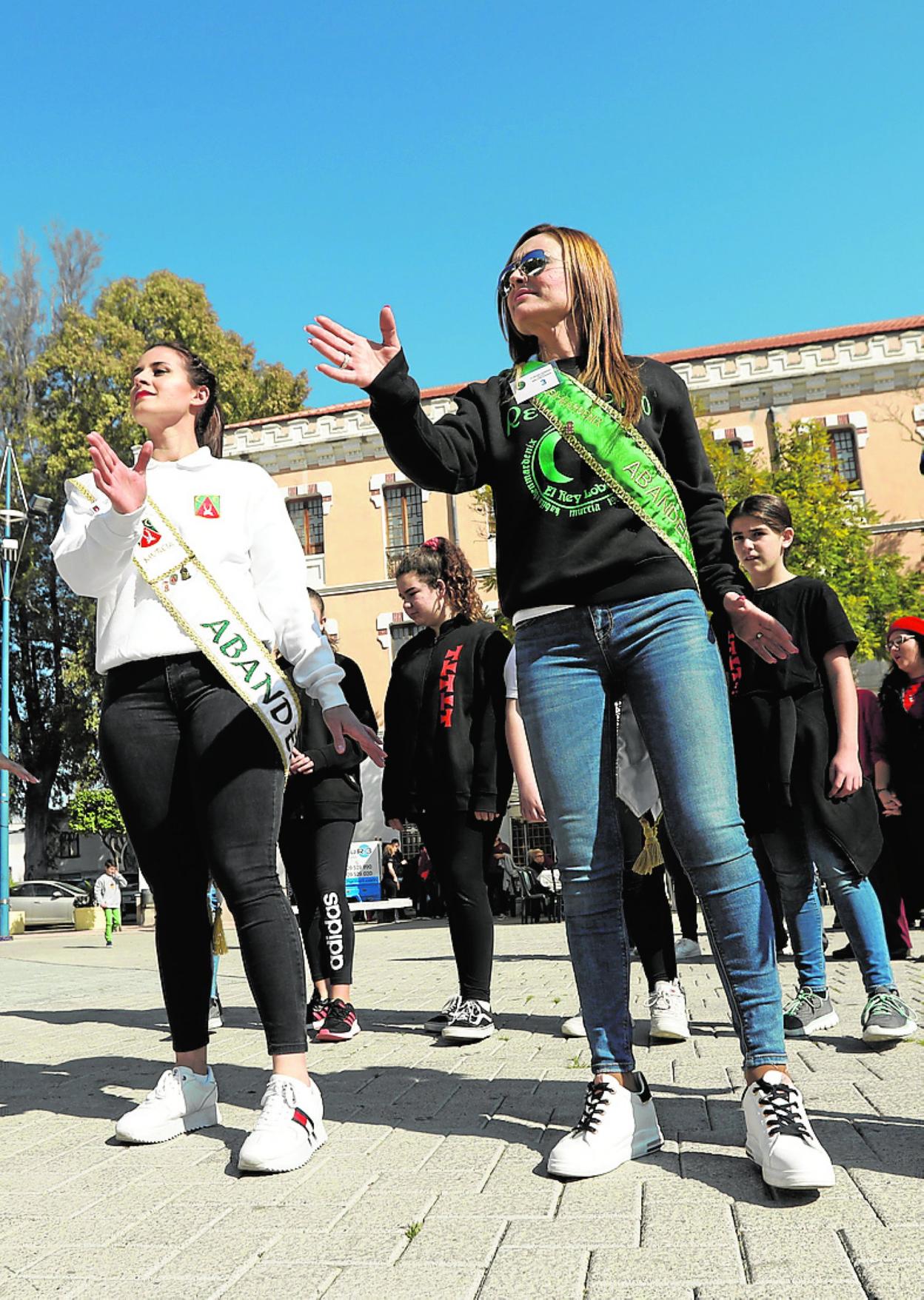 Dos de las candidatas a abanderadas desfilan en el cuartel. 