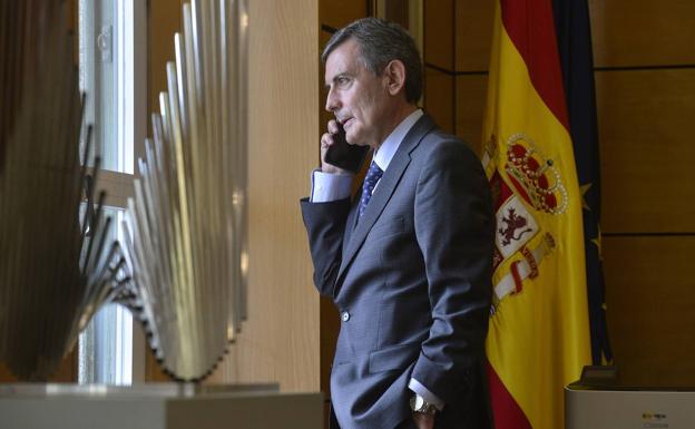 Pedro Saura realiza gestiones por teléfono en su despacho de Nuevos Ministerios, en Madrid. 