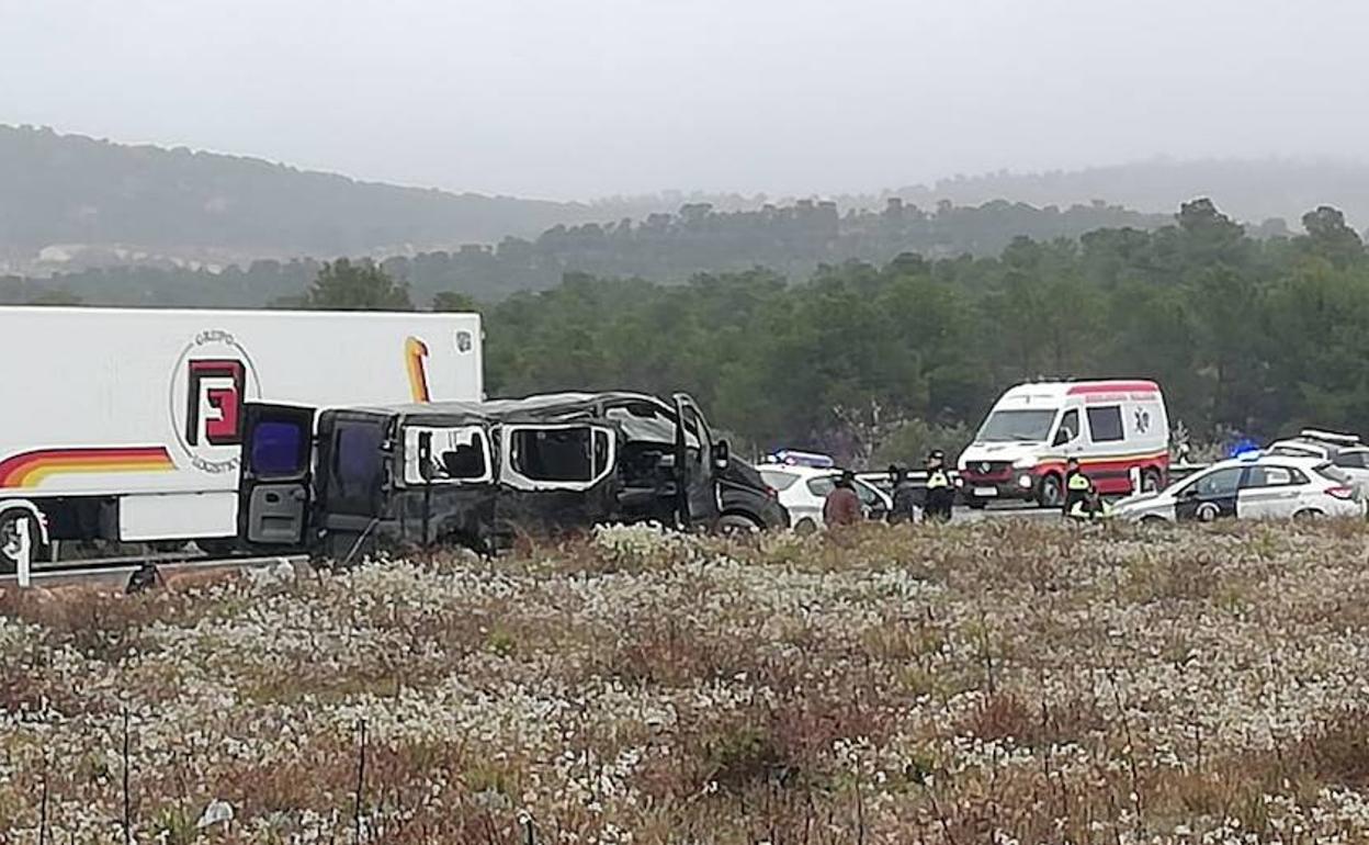 Varias patrullas de la Policía Local se desplazaron hasta el lugar del suceso. En la imagen, estado en que quedó la furgoneta. 