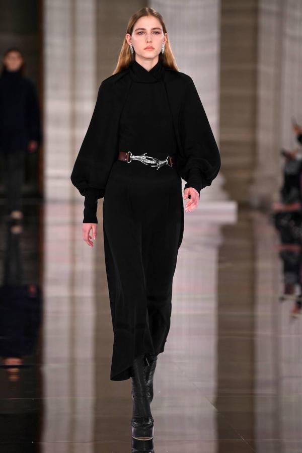 Victoria Beckham va un poco más allá en su desfile de Londres con mangas abullonadas, vestidos fruncidos y largos escotes, y jerseys con aperturas, pero sin perder el característico minimalismo que la define.