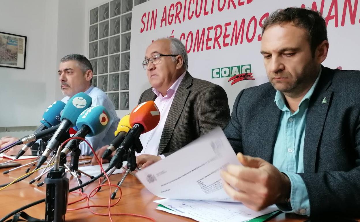 Marcos Alarcón, Miguel Padilla y Alfonso Gálvez, en la presentación de la manifestación de agricultores del viernes. 