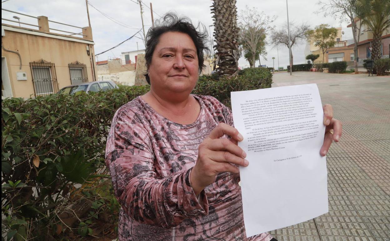 María Martínez sostiene la carta que le entregó a López Miras.