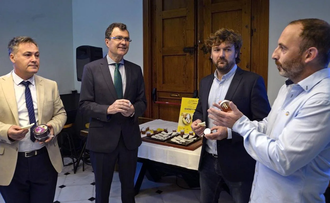 El alcalde de Murcia presenta el gastromercado 'La Huerta de los 1001 sabores: sabor a queso y miel'.