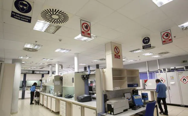 Dos trabajadores, en uno de los laboratorios de la compañía.