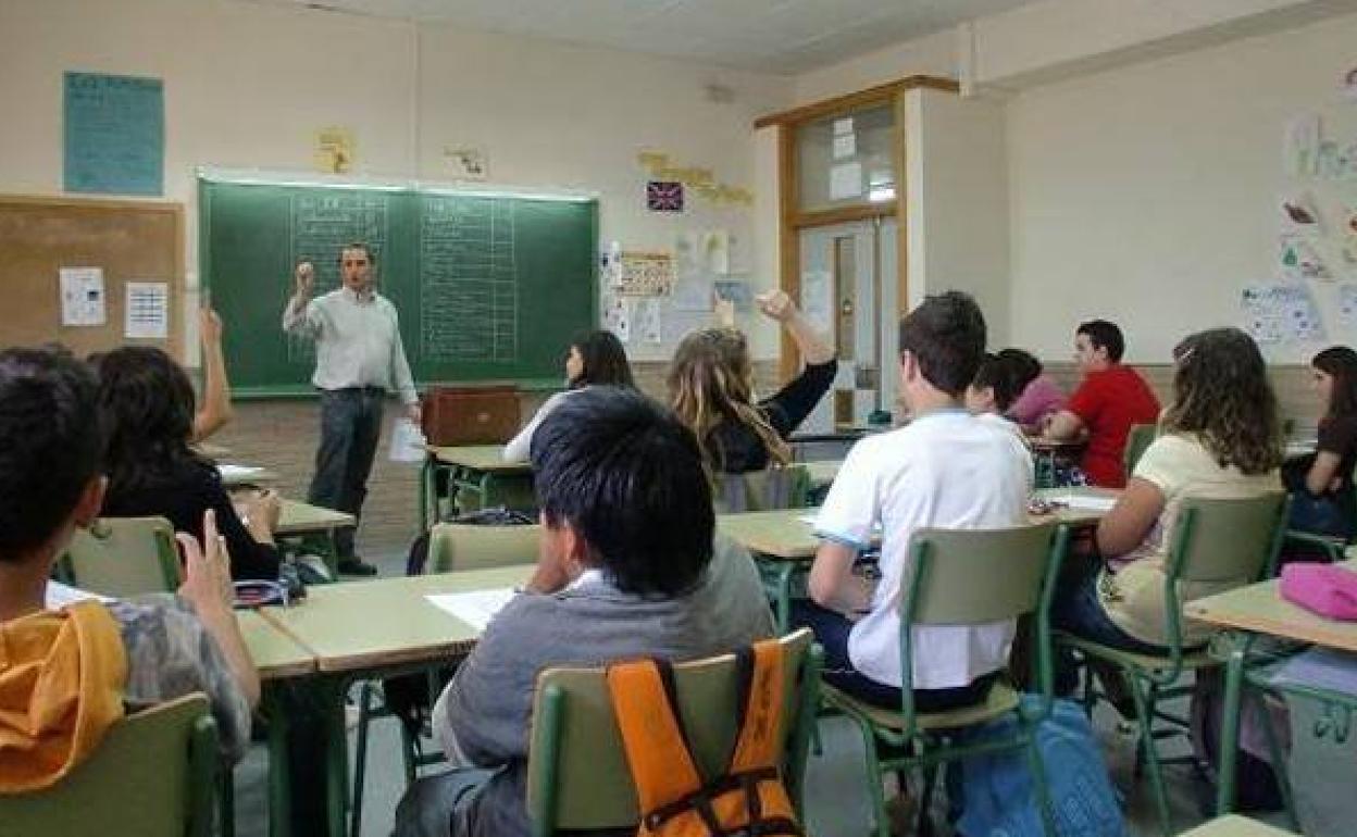 Un profesor imparte una charla en un colegio, en una imagen de archivo.