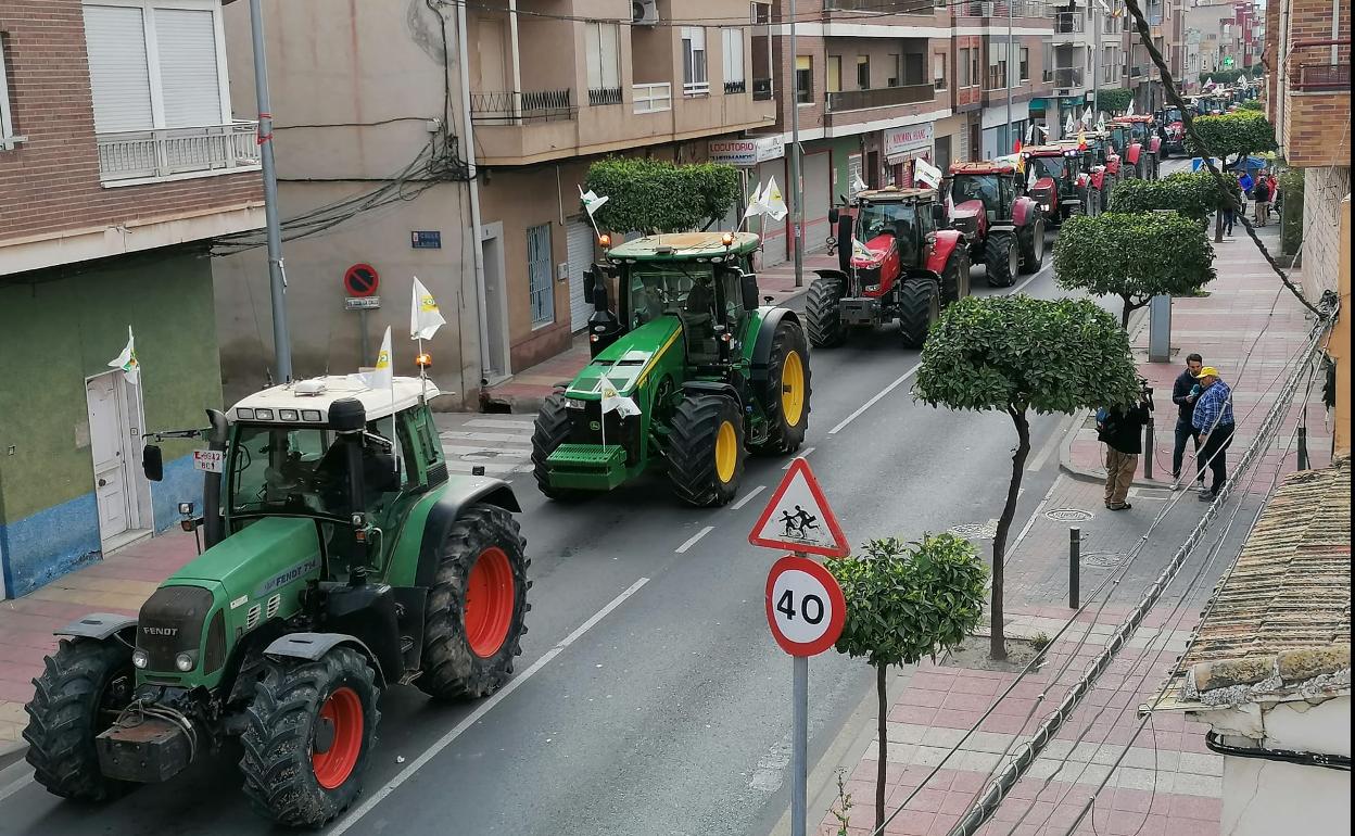 Tractores en la pedanía murciana de Los Dolores, este viernes. 