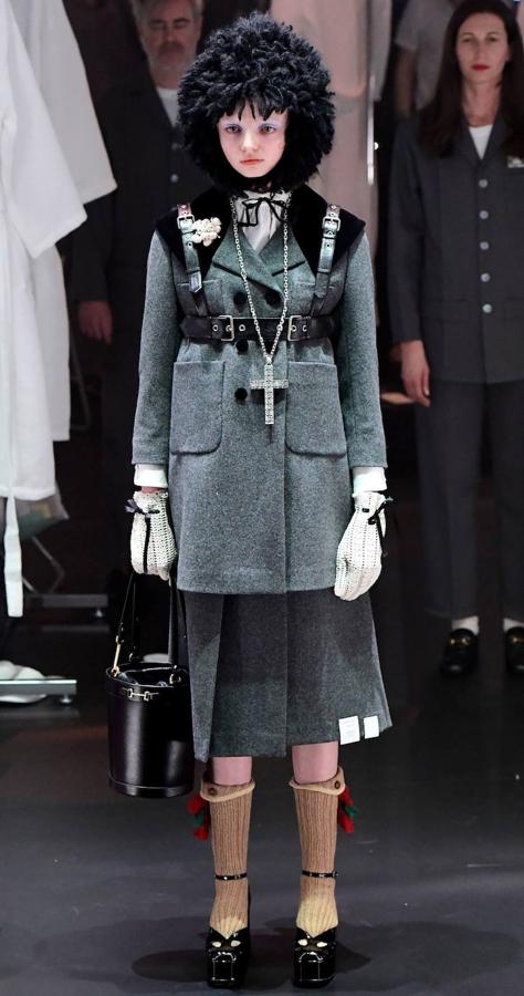 Gucci transforma su desfile en un show y en una oda al trabajo que hay detrás de una colección. En la pasarela de Milán se han visto vestidos de época, diseños estilo años 70, transparencias, colgantes de cruz y todo tipo de accesorios para el cabello como los pañuelos.