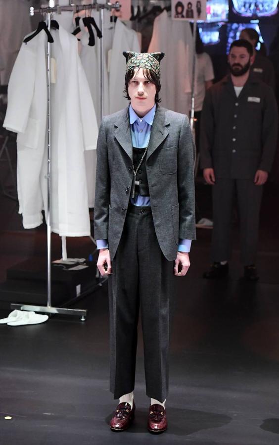 Gucci transforma su desfile en un show y en una oda al trabajo que hay detrás de una colección. En la pasarela de Milán se han visto vestidos de época, diseños estilo años 70, transparencias, colgantes de cruz y todo tipo de accesorios para el cabello como los pañuelos.