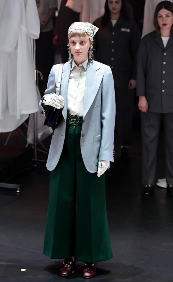 Gucci transforma su desfile en un show y en una oda al trabajo que hay detrás de una colección. En la pasarela de Milán se han visto vestidos de época, diseños estilo años 70, transparencias, colgantes de cruz y todo tipo de accesorios para el cabello como los pañuelos.