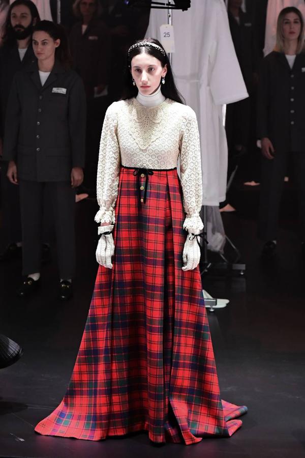 Gucci transforma su desfile en un show y en una oda al trabajo que hay detrás de una colección. En la pasarela de Milán se han visto vestidos de época, diseños estilo años 70, transparencias, colgantes de cruz y todo tipo de accesorios para el cabello como los pañuelos.