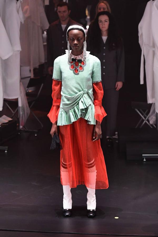 Gucci transforma su desfile en un show y en una oda al trabajo que hay detrás de una colección. En la pasarela de Milán se han visto vestidos de época, diseños estilo años 70, transparencias, colgantes de cruz y todo tipo de accesorios para el cabello como los pañuelos.