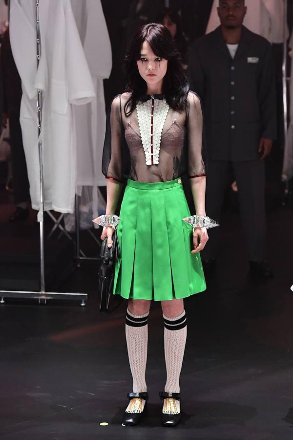 Gucci transforma su desfile en un show y en una oda al trabajo que hay detrás de una colección. En la pasarela de Milán se han visto vestidos de época, diseños estilo años 70, transparencias, colgantes de cruz y todo tipo de accesorios para el cabello como los pañuelos.