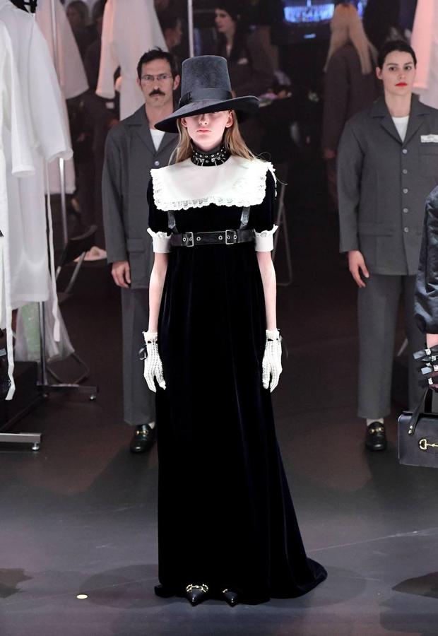 Gucci transforma su desfile en un show y en una oda al trabajo que hay detrás de una colección. En la pasarela de Milán se han visto vestidos de época, diseños estilo años 70, transparencias, colgantes de cruz y todo tipo de accesorios para el cabello como los pañuelos.