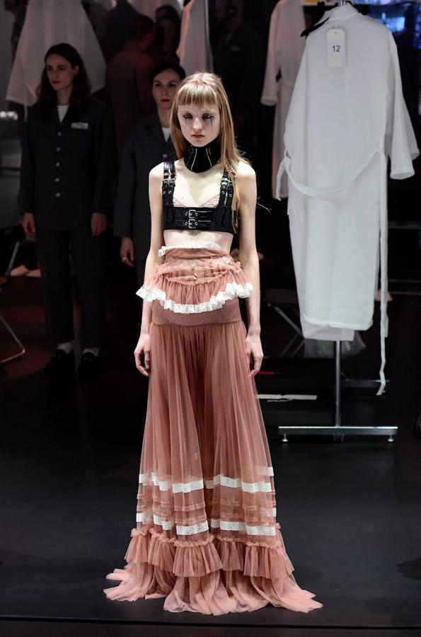 Gucci transforma su desfile en un show y en una oda al trabajo que hay detrás de una colección. En la pasarela de Milán se han visto vestidos de época, diseños estilo años 70, transparencias, colgantes de cruz y todo tipo de accesorios para el cabello como los pañuelos.