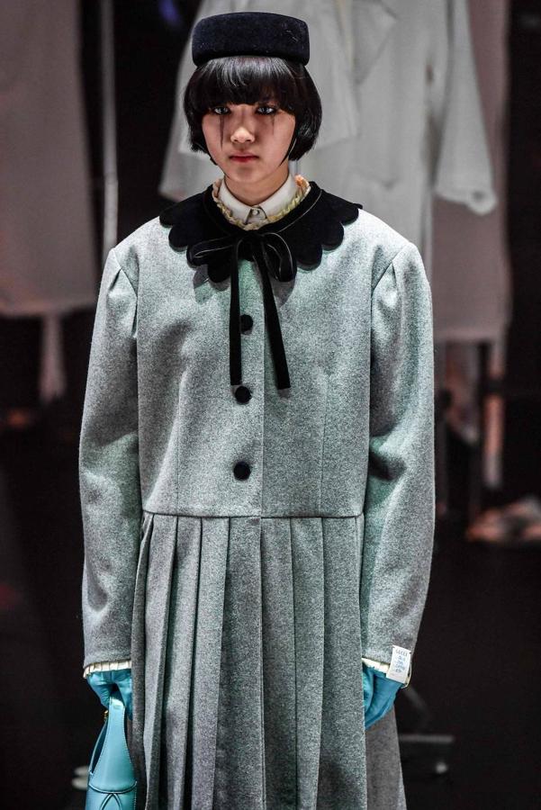 Gucci transforma su desfile en un show y en una oda al trabajo que hay detrás de una colección. En la pasarela de Milán se han visto vestidos de época, diseños estilo años 70, transparencias, colgantes de cruz y todo tipo de accesorios para el cabello como los pañuelos.