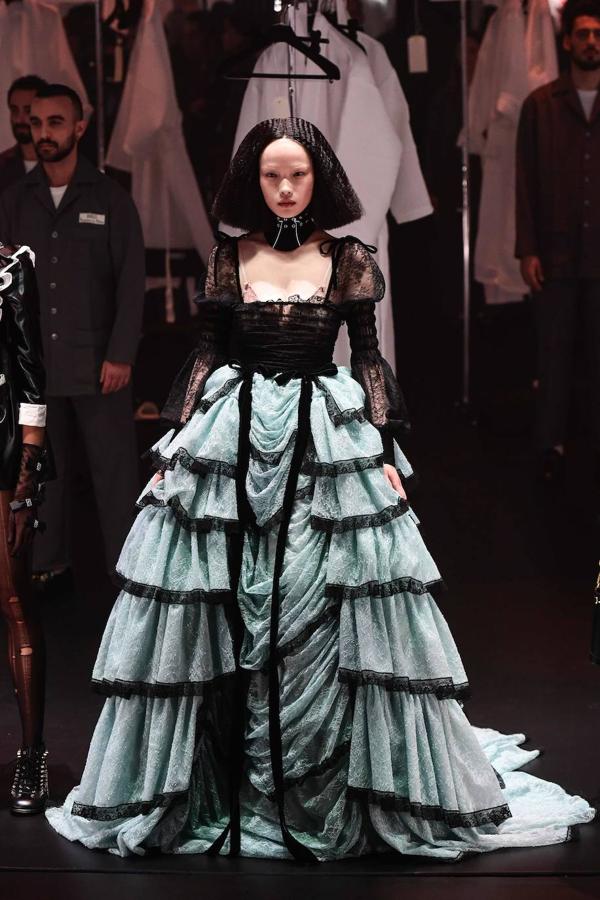 Gucci transforma su desfile en un show y en una oda al trabajo que hay detrás de una colección. En la pasarela de Milán se han visto vestidos de época, diseños estilo años 70, transparencias, colgantes de cruz y todo tipo de accesorios para el cabello como los pañuelos.