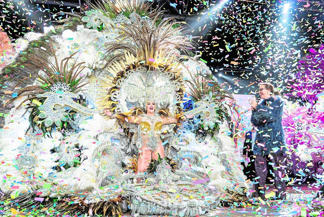 Cristina Guillamón, de la comparsa Aradia, elegida reina del Carnaval de Cartagena. 