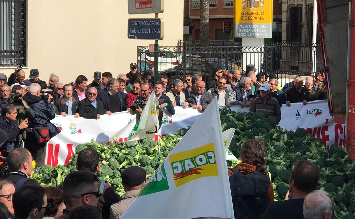 Manifestantes, este viernes, junto a la Delegación del Gobierno.