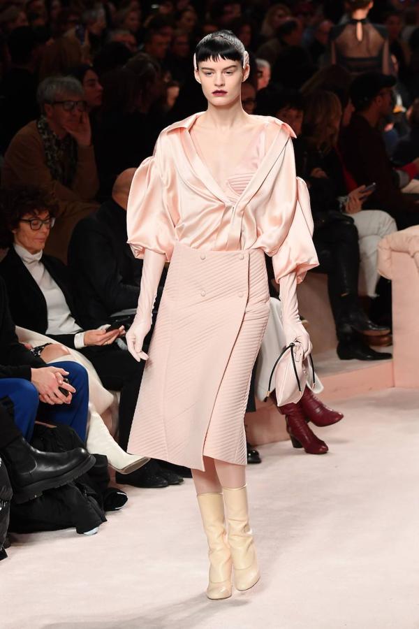 Fendi lleva la tendencia de las mangas abullonadas al extremo en jerseys, chaquetas y abrigos. El cuero y los colores pastel toman presencia también en su nueva colección presentada en Milán.
