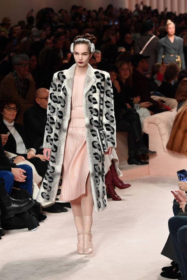 Fendi lleva la tendencia de las mangas abullonadas al extremo en jerseys, chaquetas y abrigos. El cuero y los colores pastel toman presencia también en su nueva colección presentada en Milán.