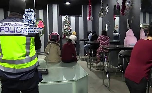 Registro policial en uno de los clubes de alterne.
