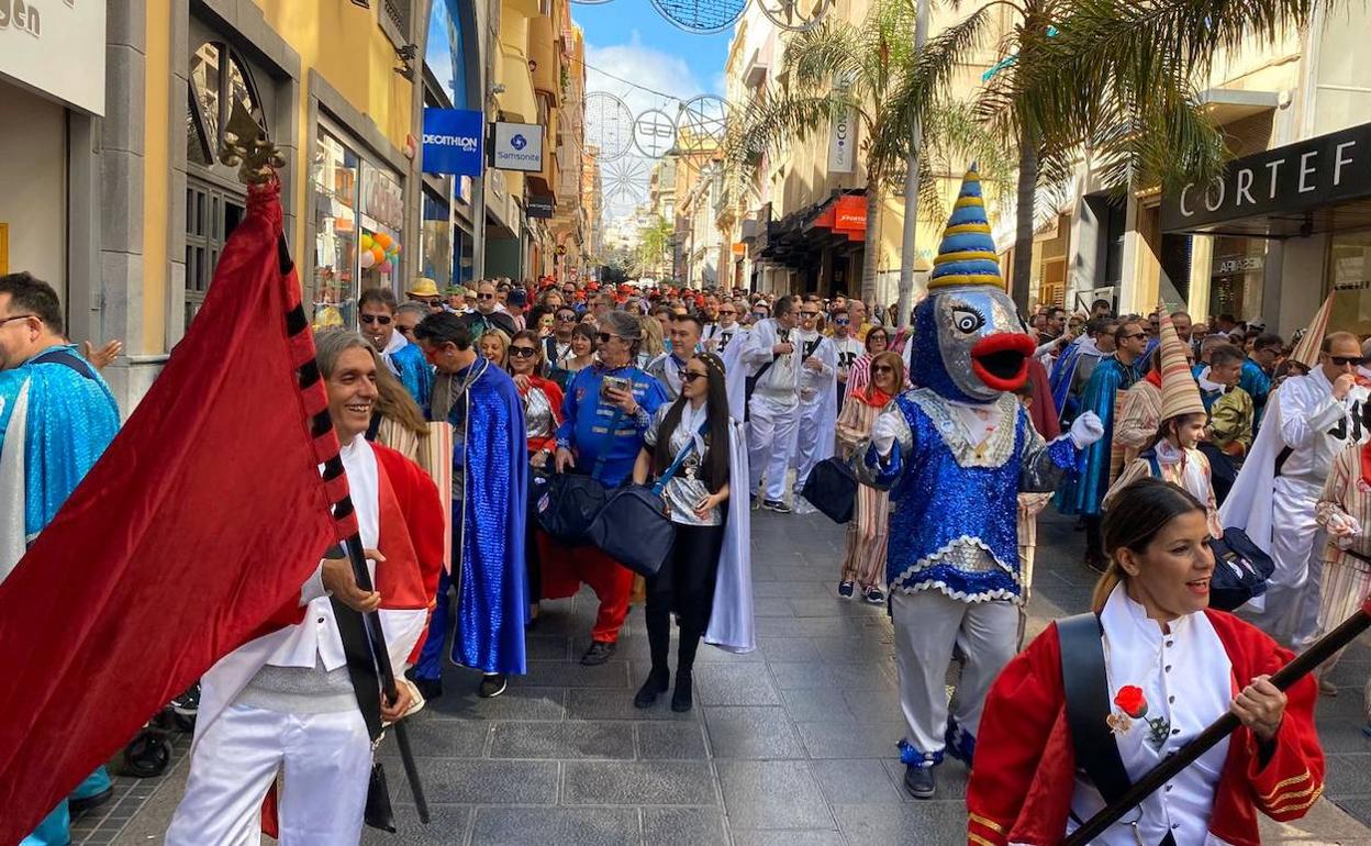 El pasacalles de los sardineros, este viernes, en Tenerife.