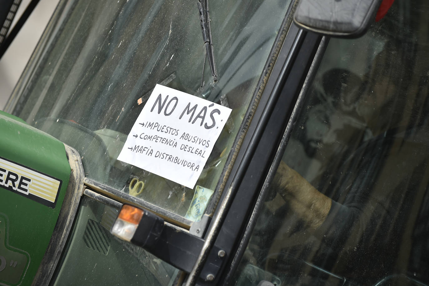 El sector agricola y ganadero ha llevado sus exigencias a la calle con pancartas de todo tipo pidiendo más ayudas a los políticos y una regulación que mejore sus condiciones