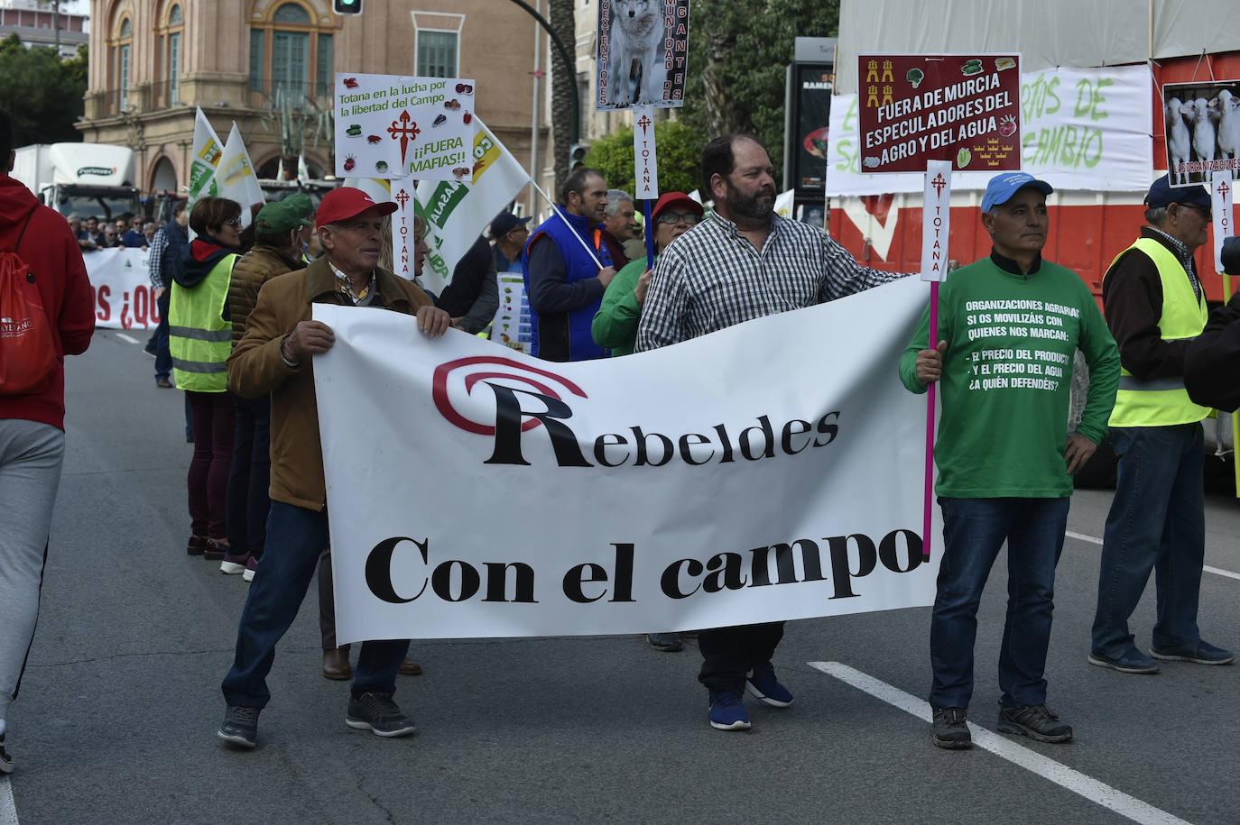 El sector agricola y ganadero ha llevado sus exigencias a la calle con pancartas de todo tipo pidiendo más ayudas a los políticos y una regulación que mejore sus condiciones