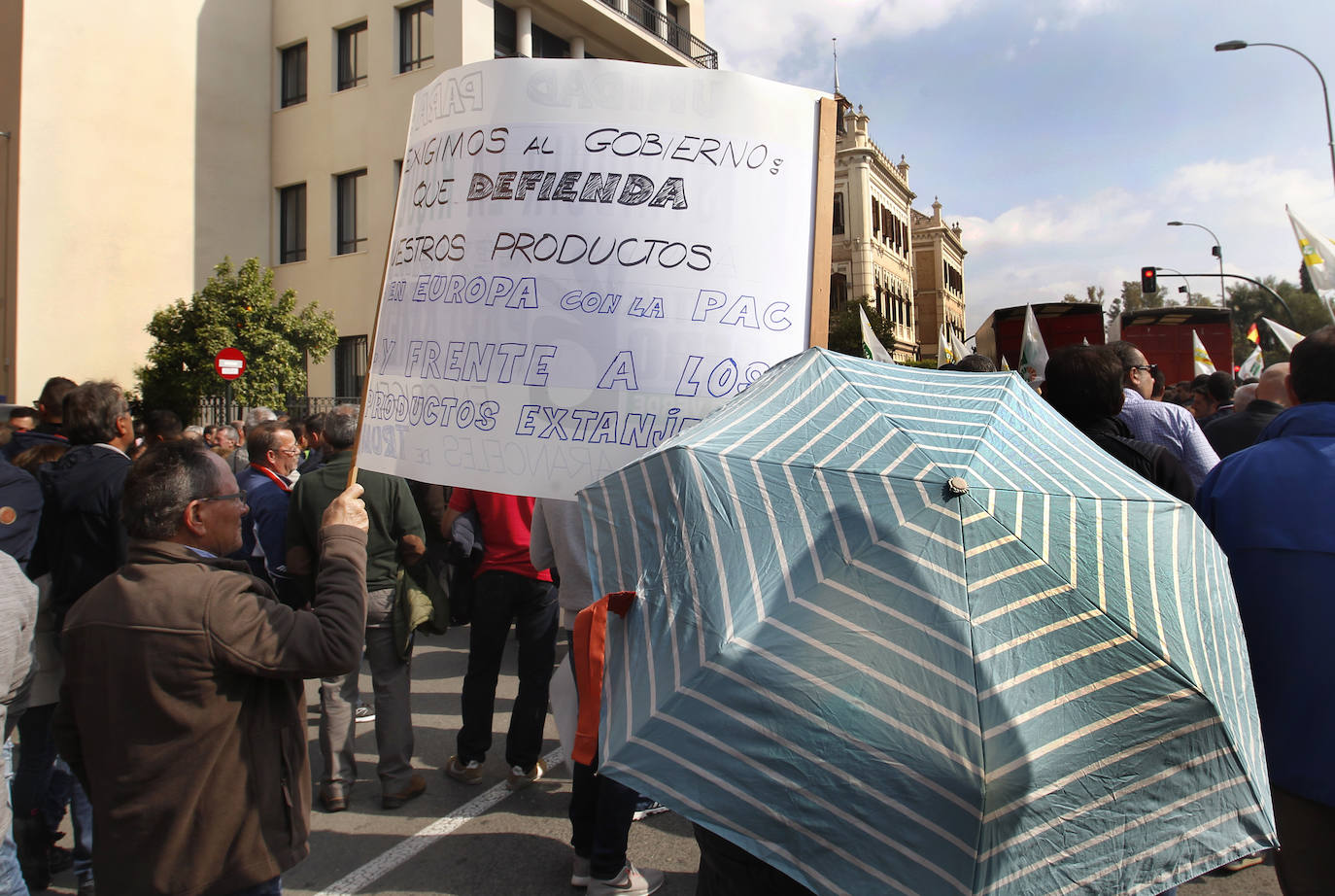 El sector agricola y ganadero ha llevado sus exigencias a la calle con pancartas de todo tipo pidiendo más ayudas a los políticos y una regulación que mejore sus condiciones