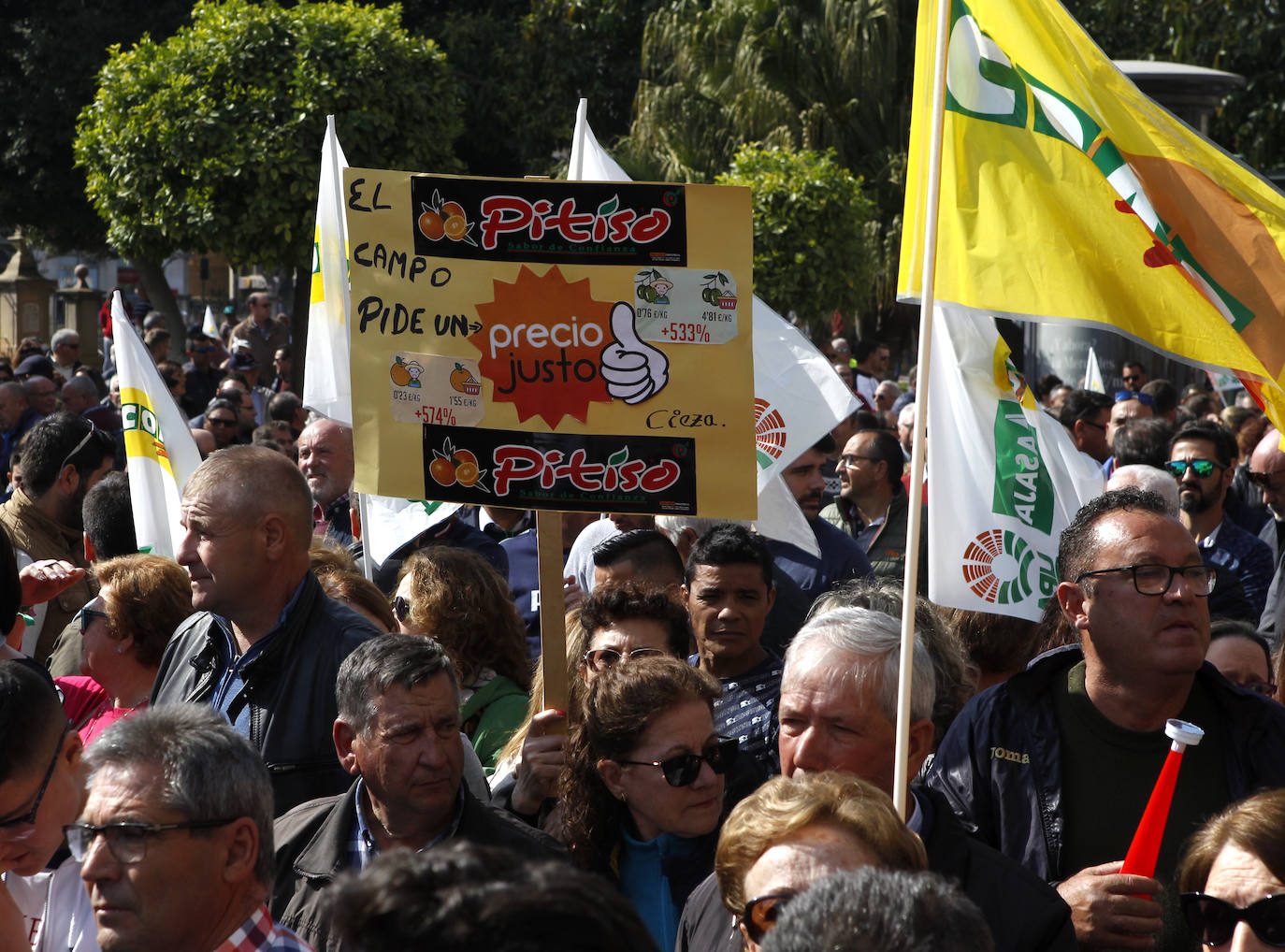 El sector agricola y ganadero ha llevado sus exigencias a la calle con pancartas de todo tipo pidiendo más ayudas a los políticos y una regulación que mejore sus condiciones