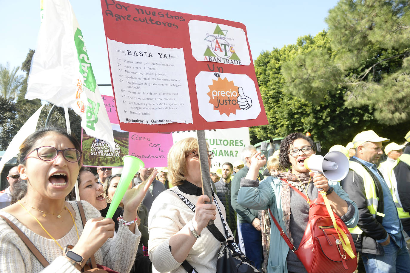 El sector agricola y ganadero ha llevado sus exigencias a la calle con pancartas de todo tipo pidiendo más ayudas a los políticos y una regulación que mejore sus condiciones