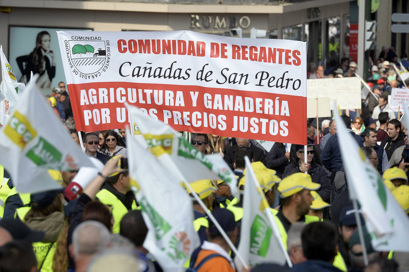 El sector agricola y ganadero ha llevado sus exigencias a la calle con pancartas de todo tipo pidiendo más ayudas a los políticos y una regulación que mejore sus condiciones