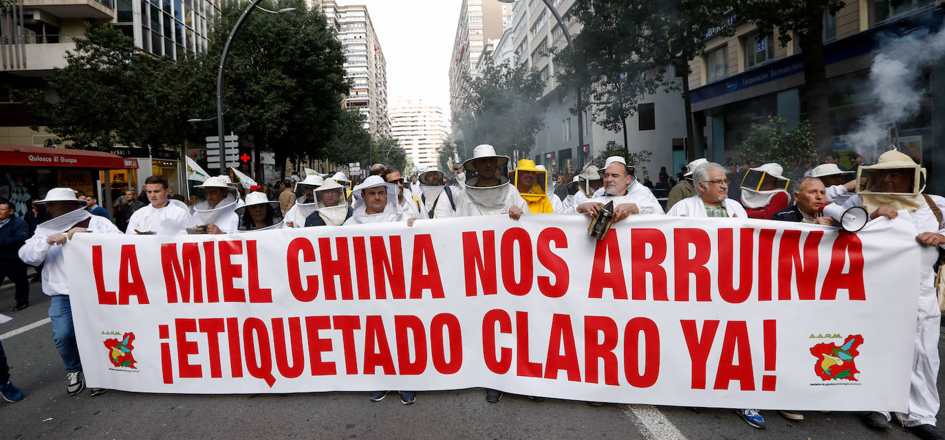 El sector agricola y ganadero ha llevado sus exigencias a la calle con pancartas de todo tipo pidiendo más ayudas a los políticos y una regulación que mejore sus condiciones