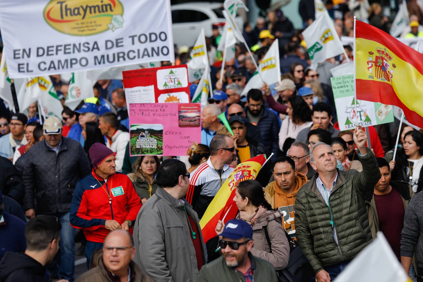 El sector agricola y ganadero ha llevado sus exigencias a la calle con pancartas de todo tipo pidiendo más ayudas a los políticos y una regulación que mejore sus condiciones