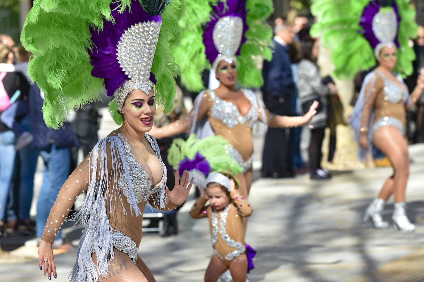 Por megafonía y entre canciones, invitaban a conocer sus fiestas, en especial el desfile de piñata del próximo domingo 1 de marzo.
