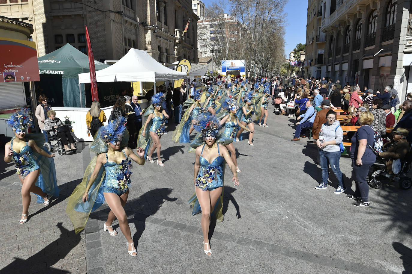 Por megafonía y entre canciones, invitaban a conocer sus fiestas, en especial el desfile de piñata del próximo domingo 1 de marzo.