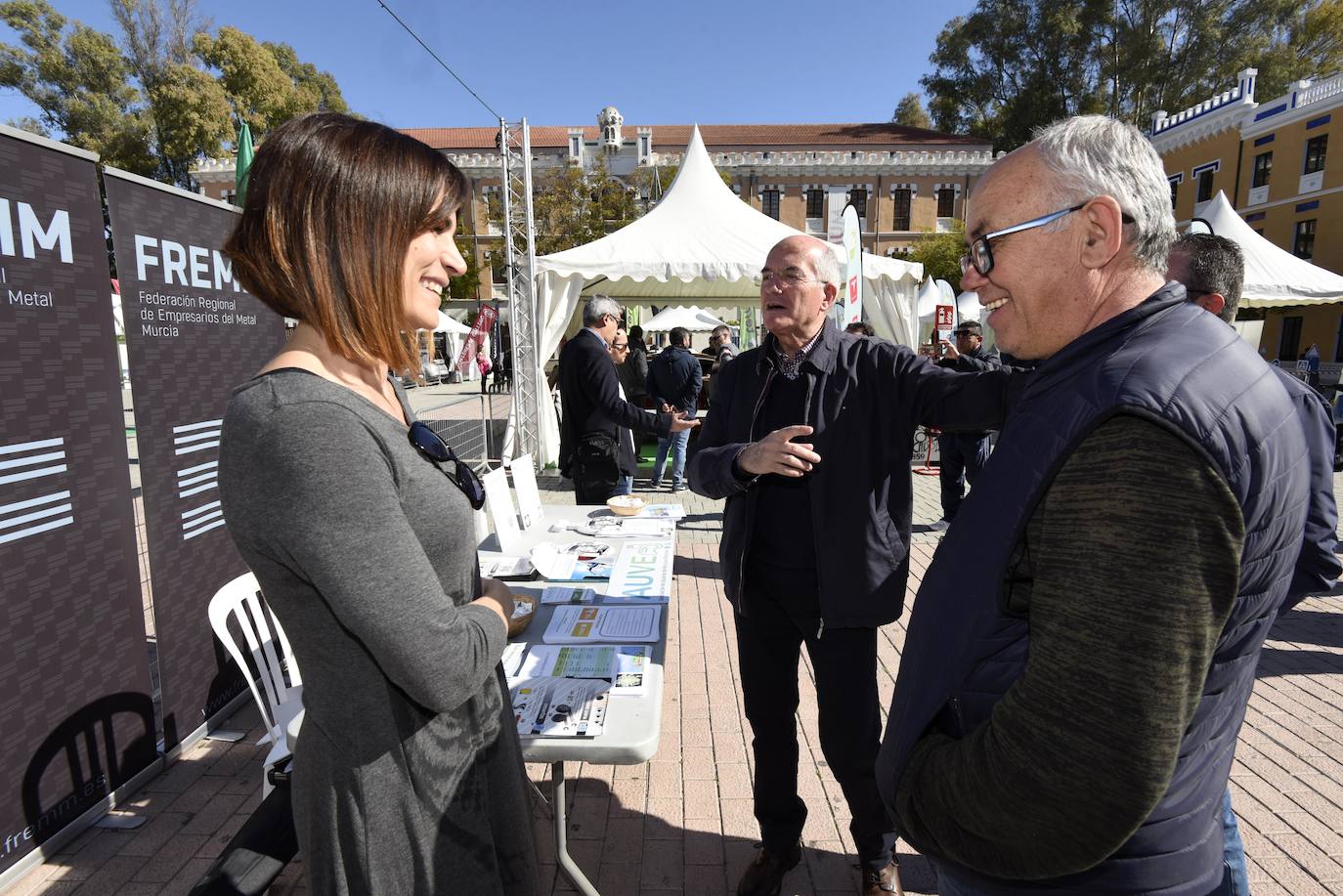 La jornada, que se celebra hoy en el Cuartel de Artillería desde las 11 a las 21 horas, dará a conocer los beneficios de los vehículos ECO para las personas y el medio ambiente.