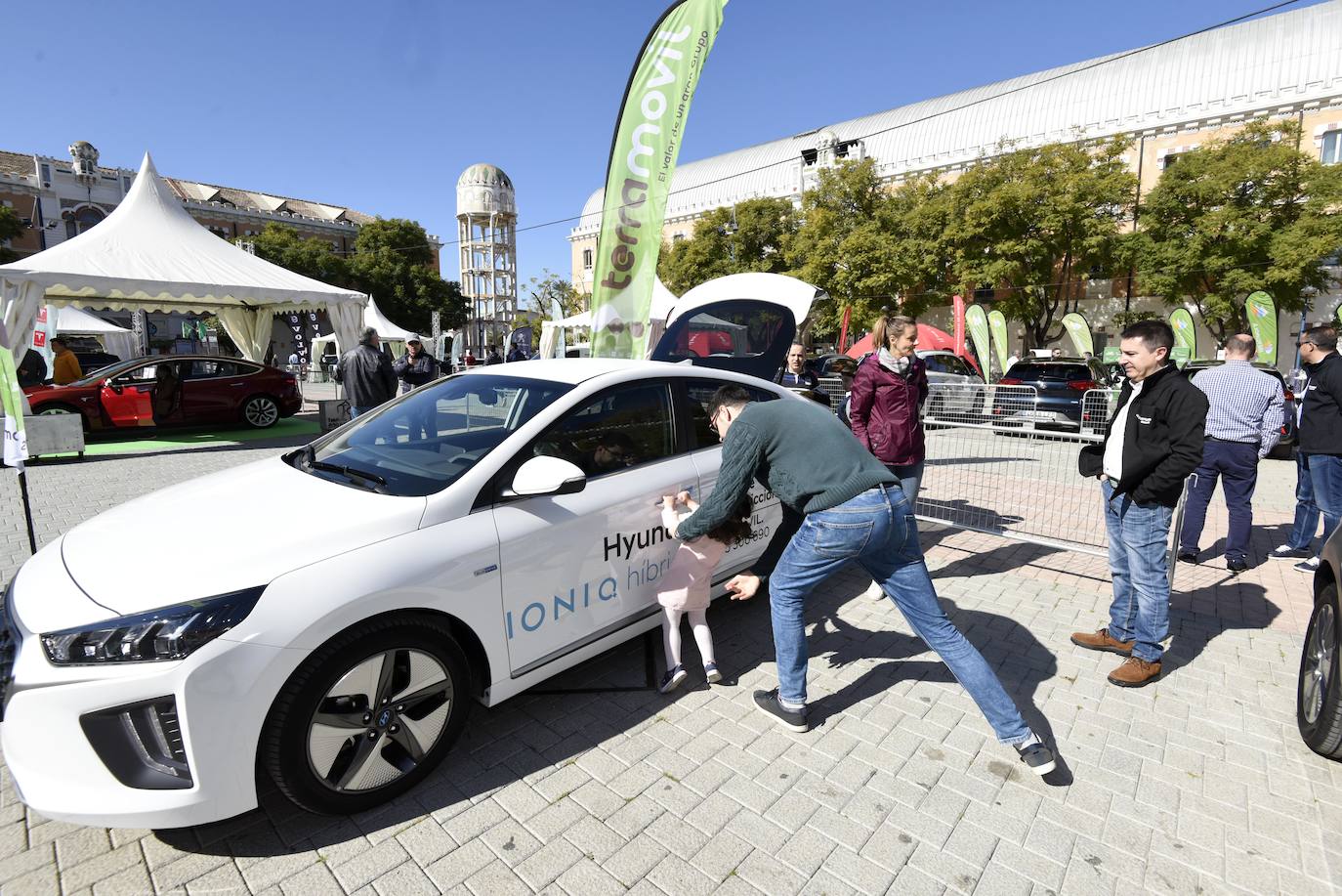 La jornada, que se celebra hoy en el Cuartel de Artillería desde las 11 a las 21 horas, dará a conocer los beneficios de los vehículos ECO para las personas y el medio ambiente.