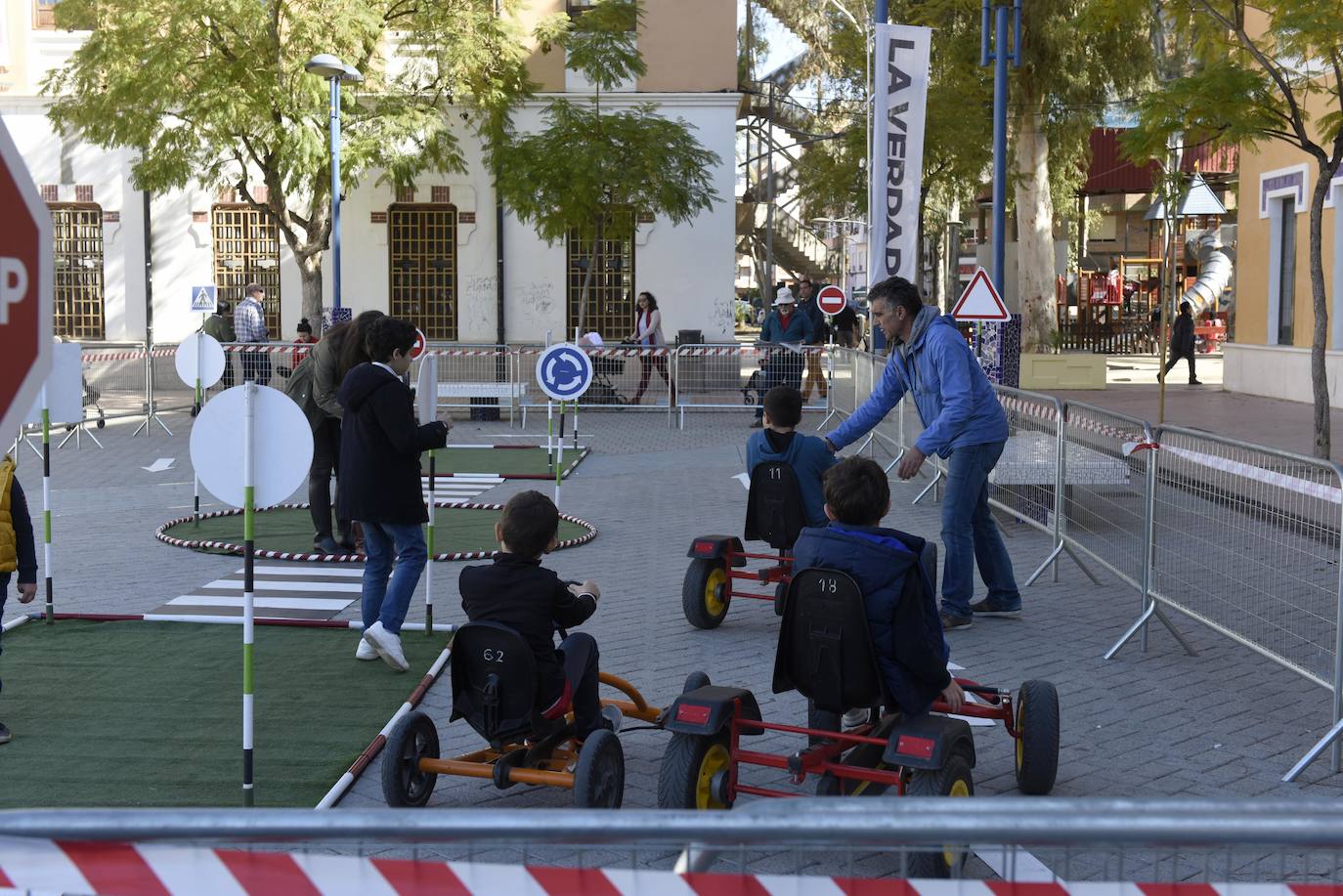 La jornada, que se celebra hoy en el Cuartel de Artillería desde las 11 a las 21 horas, dará a conocer los beneficios de los vehículos ECO para las personas y el medio ambiente.