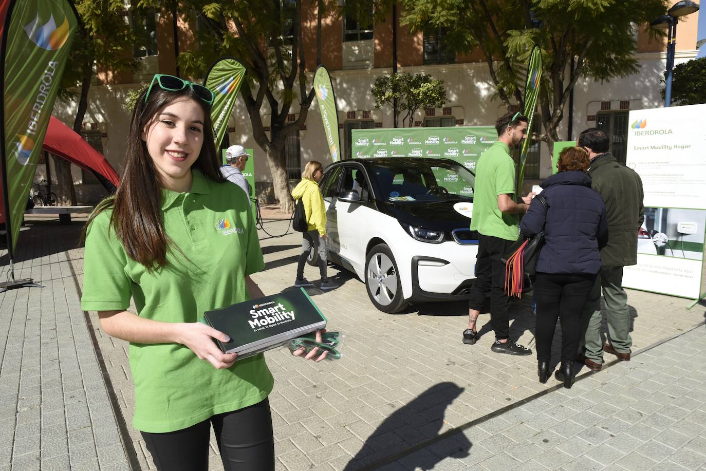 La jornada, que se celebra hoy en el Cuartel de Artillería desde las 11 a las 21 horas, dará a conocer los beneficios de los vehículos ECO para las personas y el medio ambiente.