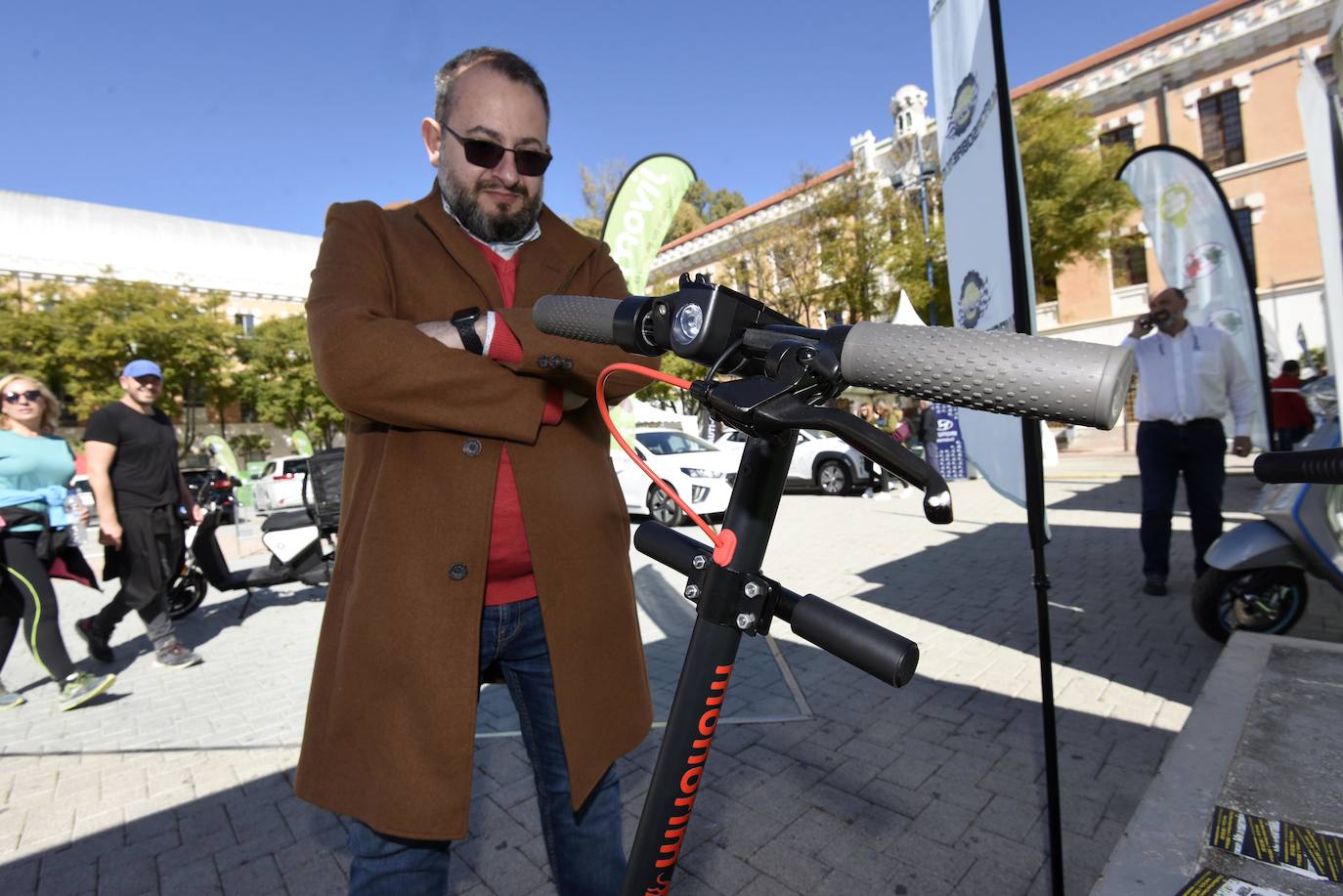 La jornada, que se celebra hoy en el Cuartel de Artillería desde las 11 a las 21 horas, dará a conocer los beneficios de los vehículos ECO para las personas y el medio ambiente.