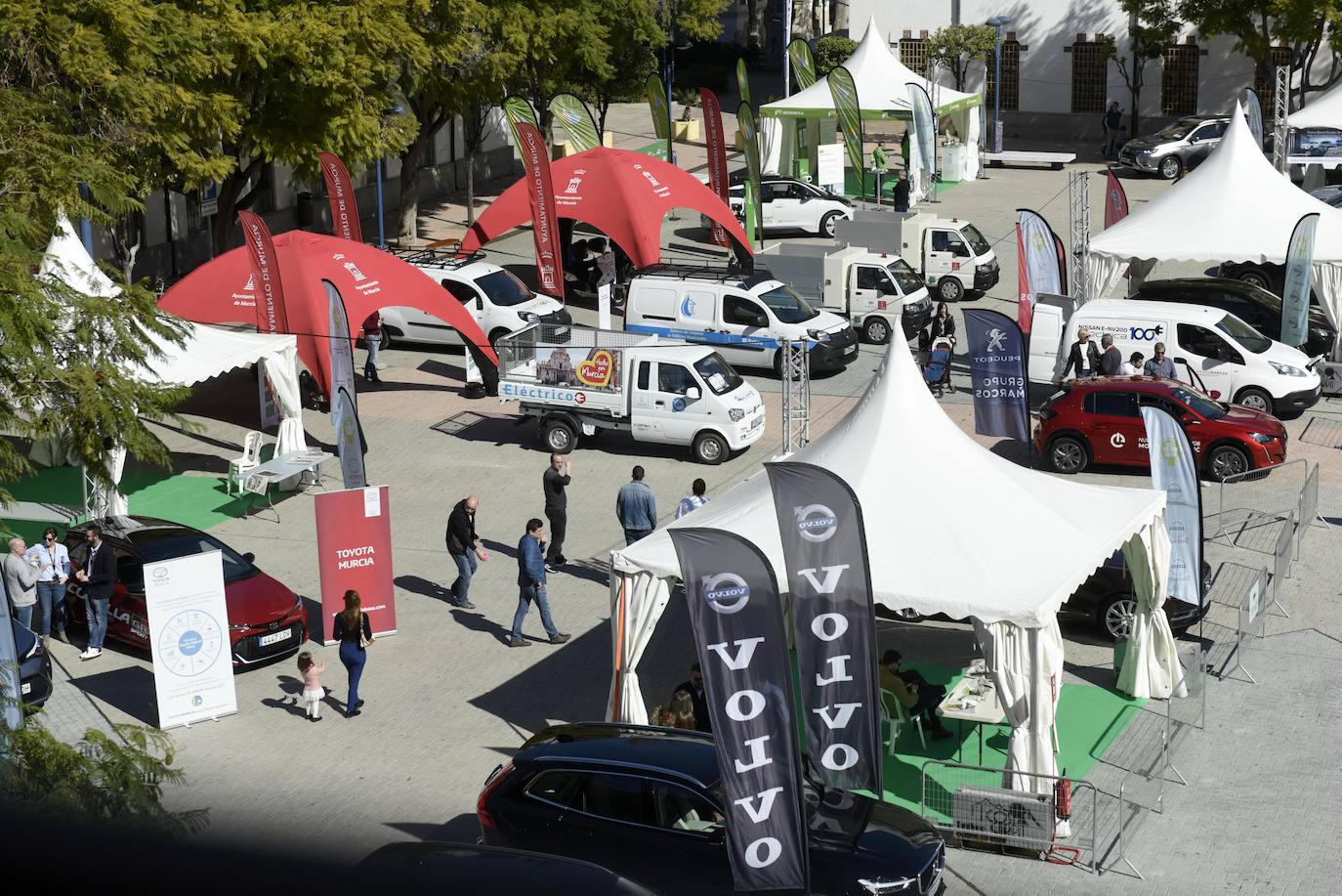 La jornada, que se celebra hoy en el Cuartel de Artillería desde las 11 a las 21 horas, dará a conocer los beneficios de los vehículos ECO para las personas y el medio ambiente.