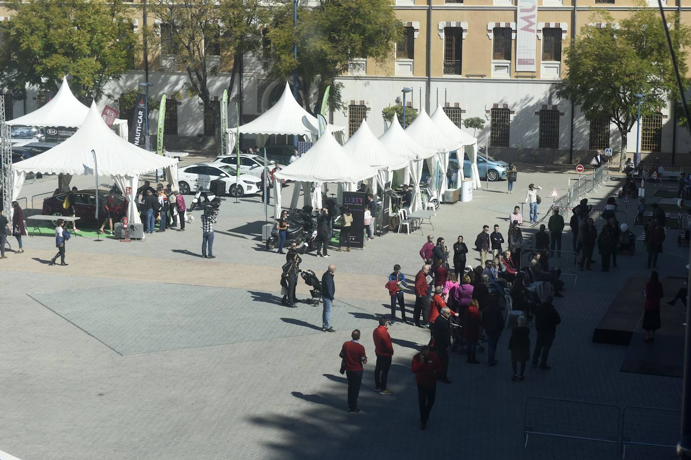 La jornada, que se celebra hoy en el Cuartel de Artillería desde las 11 a las 21 horas, dará a conocer los beneficios de los vehículos ECO para las personas y el medio ambiente.