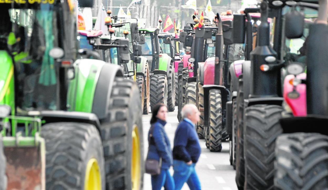 Los tractores colapsaron la Gran Vía, la principal arteria del centro de la ciudad, durante la protesta agraria. Javier Carrión / AGM